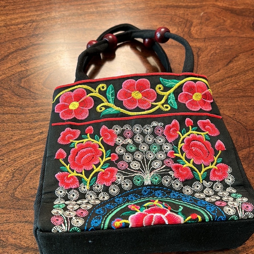 Beautiful embroidered little purses in variegated colors of flowers. NWOT